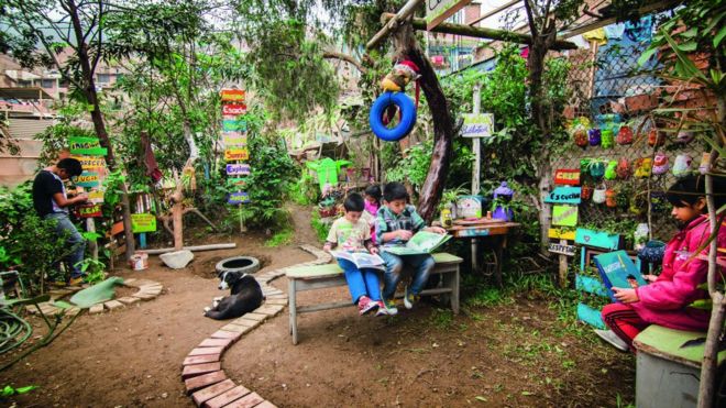 Crianças tomam conta de terrenos baldios e os transformam em jardins, hortas e áreas de leitura